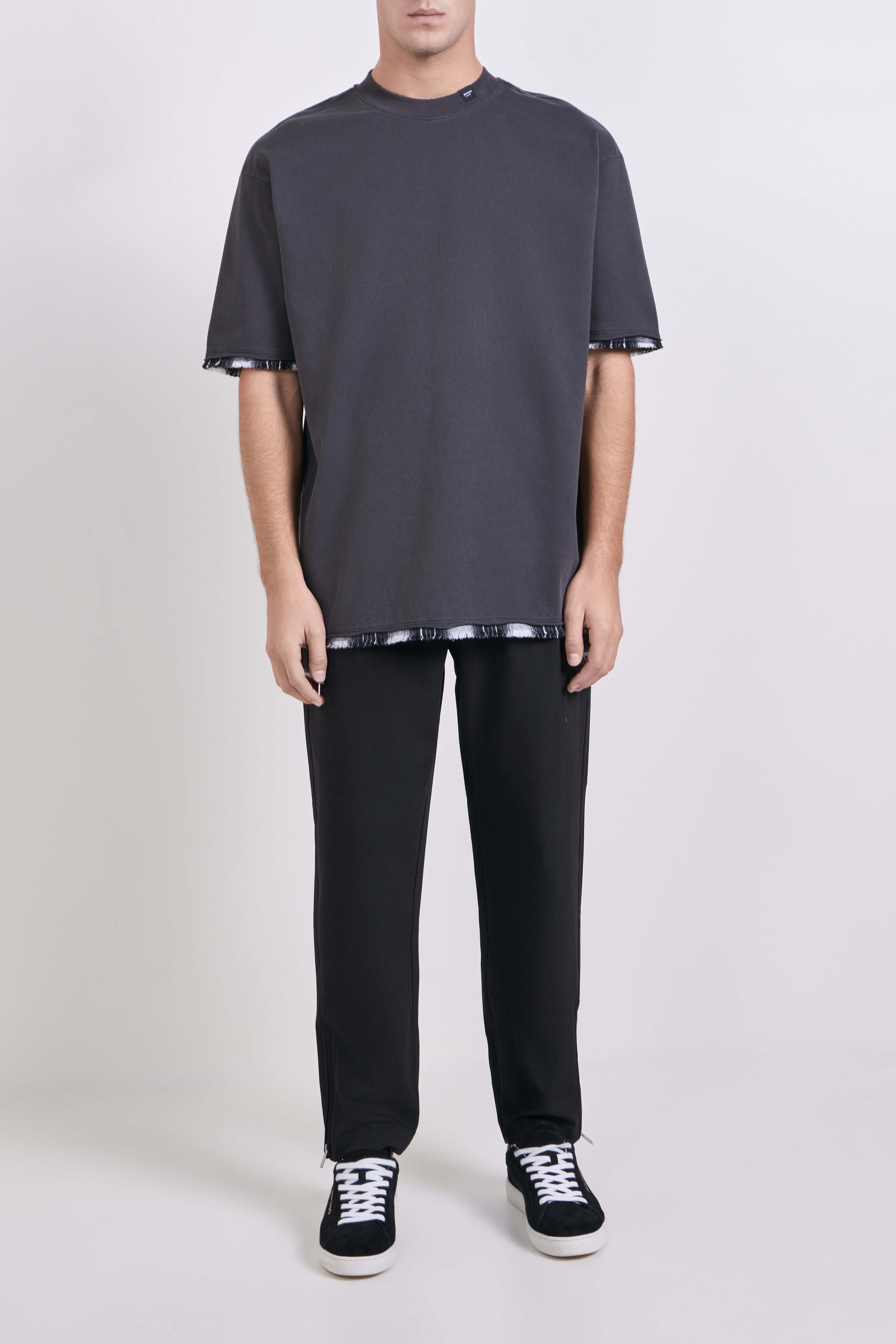 תמונת כל הלוק של חולצת טי אוברסייז